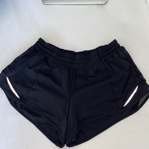 Lululemon hotty hot shorts 2.5